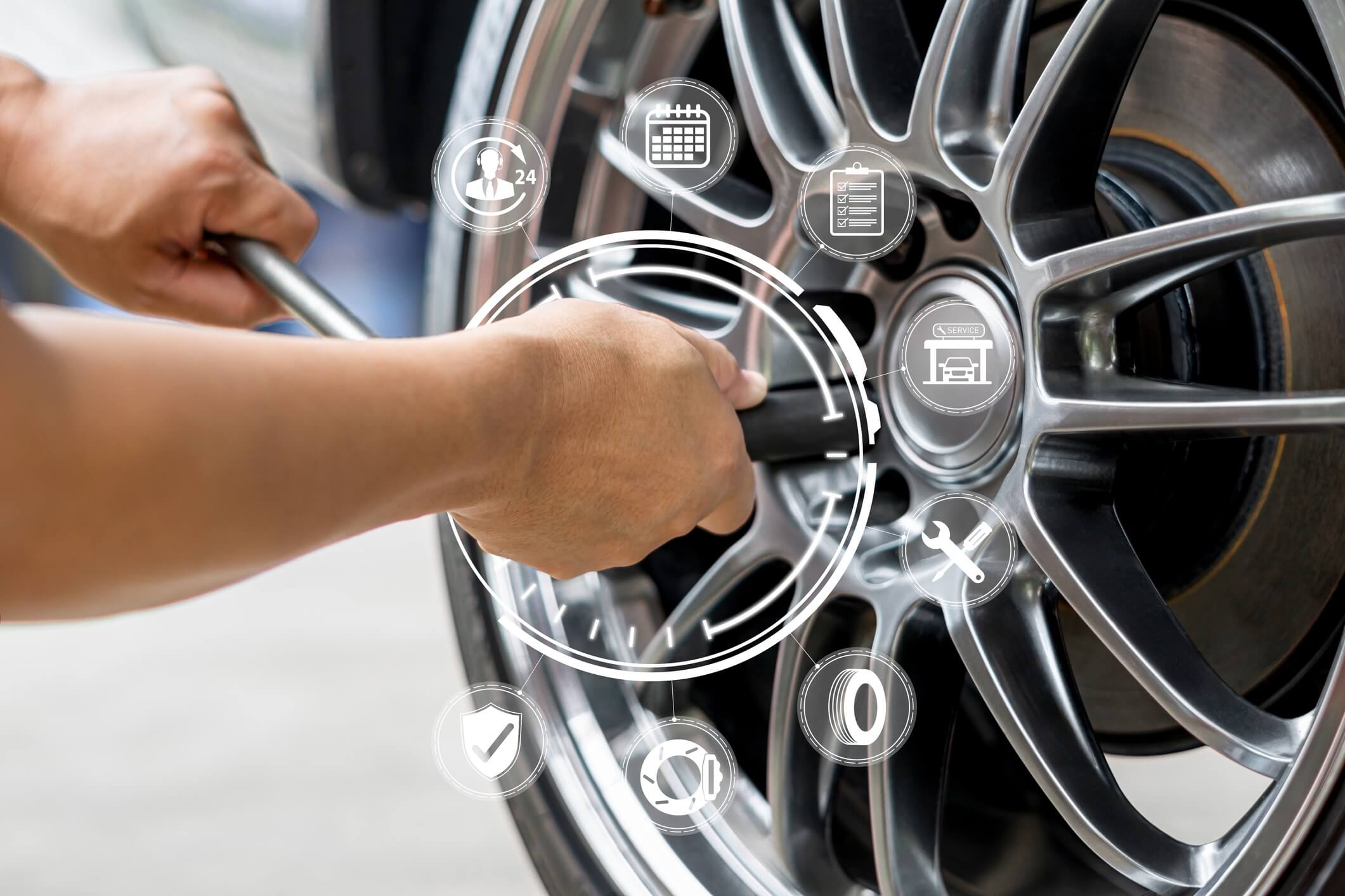 車のタイヤをメンテナンスしている手元