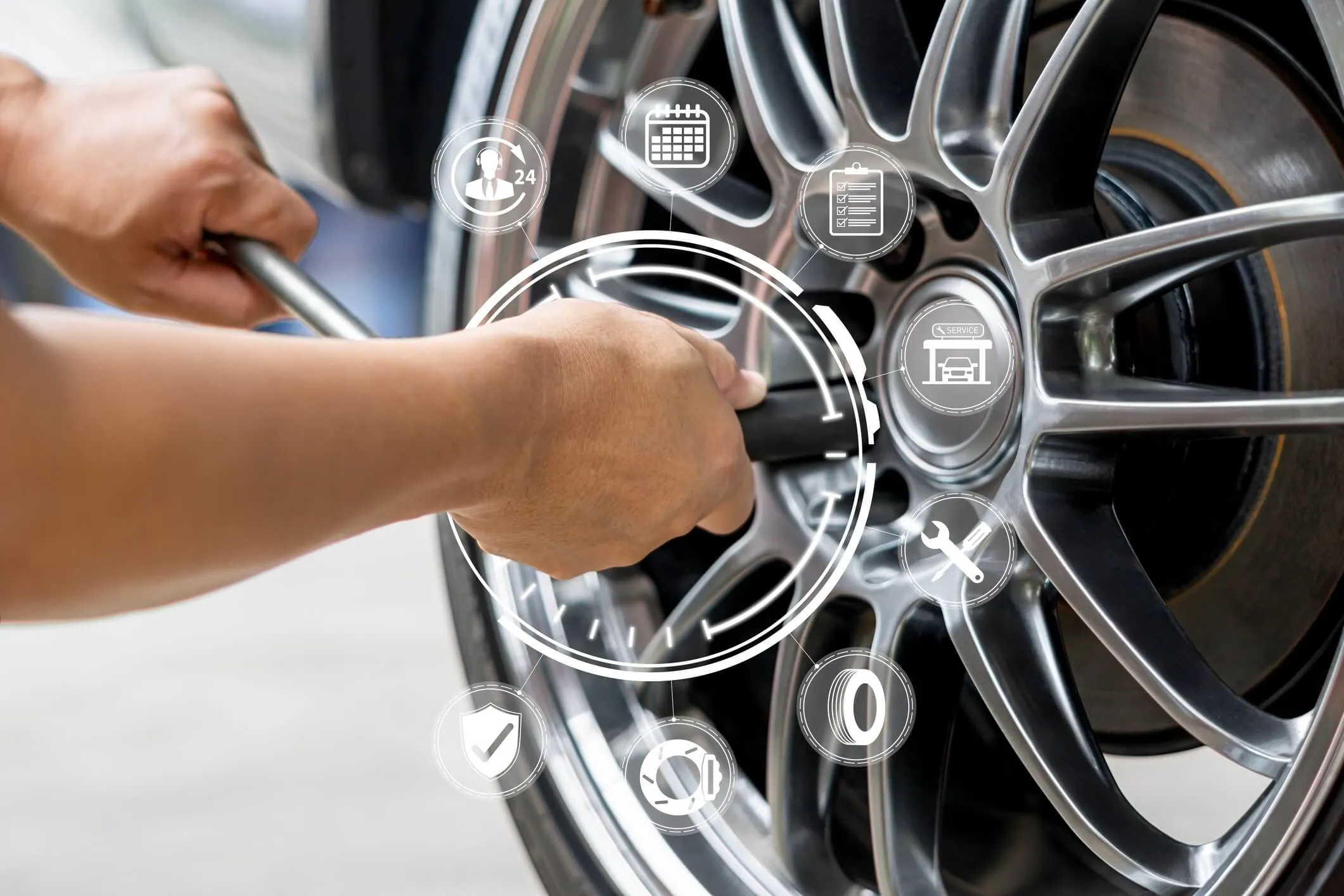 車のタイヤをメンテナンスしている手元